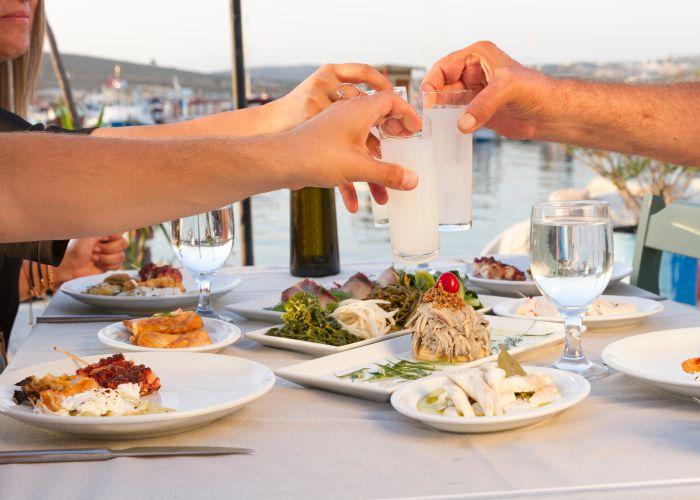 آشنایی با آداب و رسوم غذا خوردن در یونان