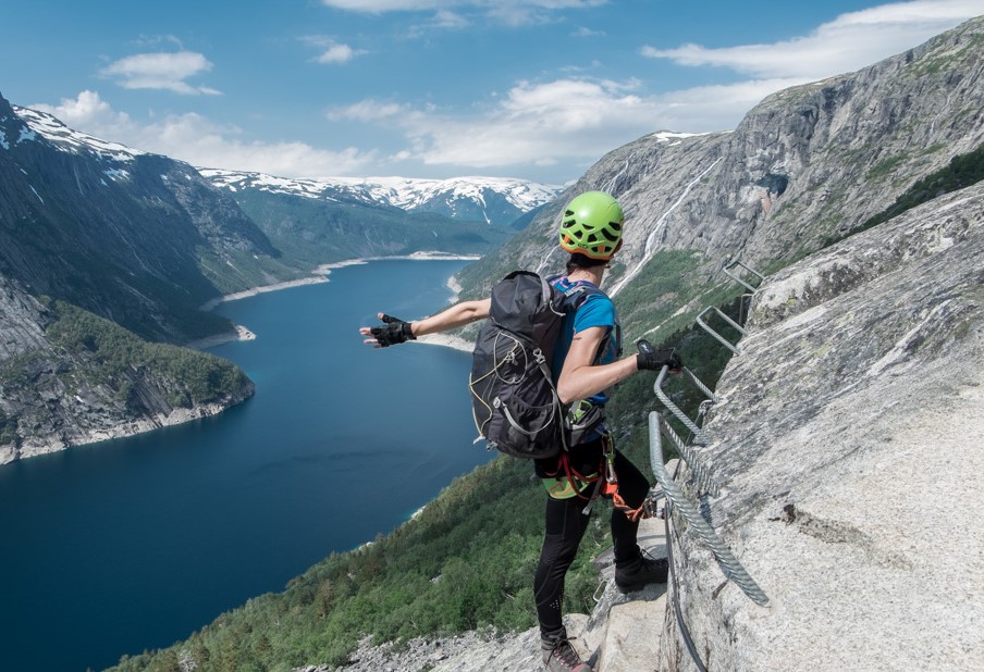صعود به صخره های زیبای ترول تونگا در نروژ