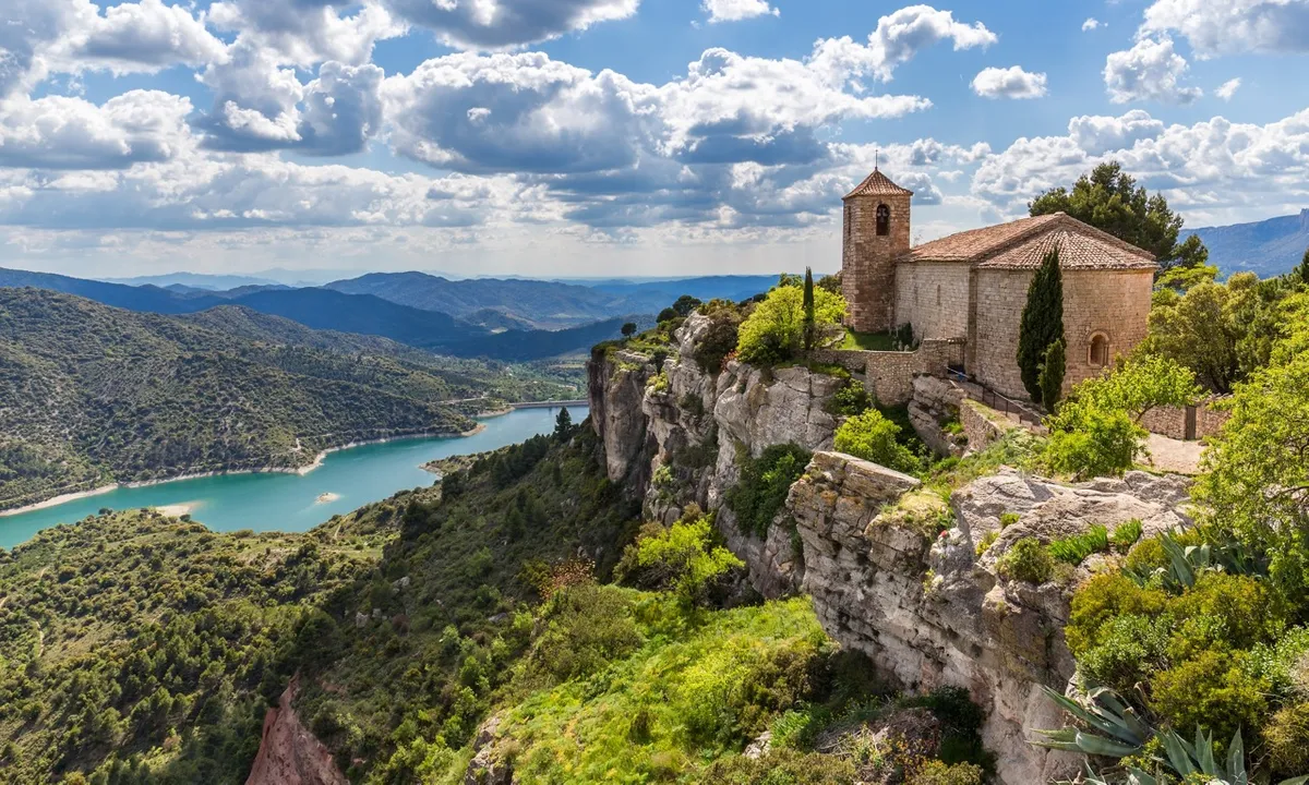 دره فیروزه ای رنگ در کاتالان اسپانیا